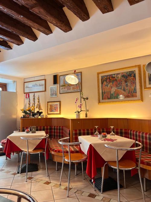 威尼斯红餐桌（威尼斯的餐厅）
